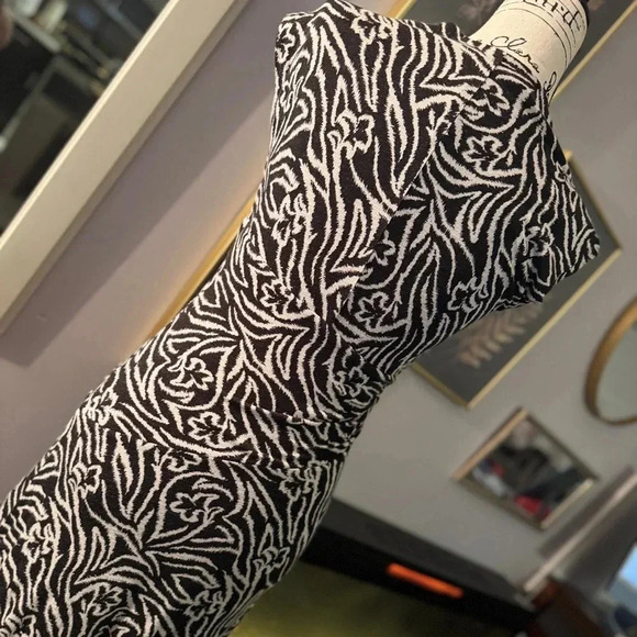 Stunning silhouette, high neck, front slit with built in slip - Picture 6 of 7